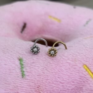 flor piercing nariz