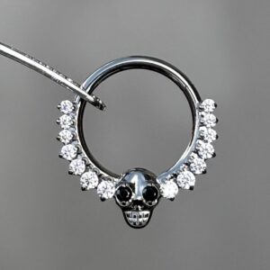 calavera brillante argolla titanio