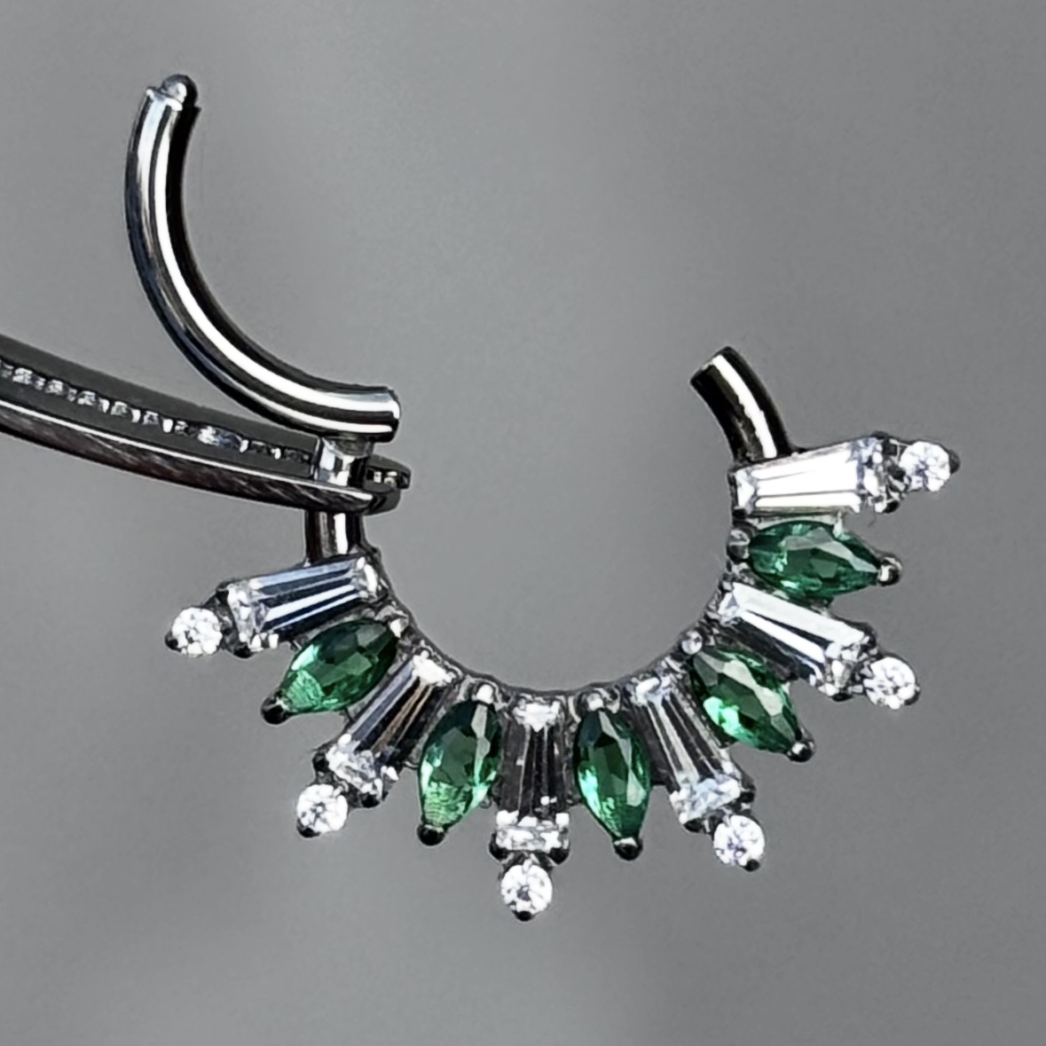 Argolla Prehispanic Emerald Titanio 16g - Image 2