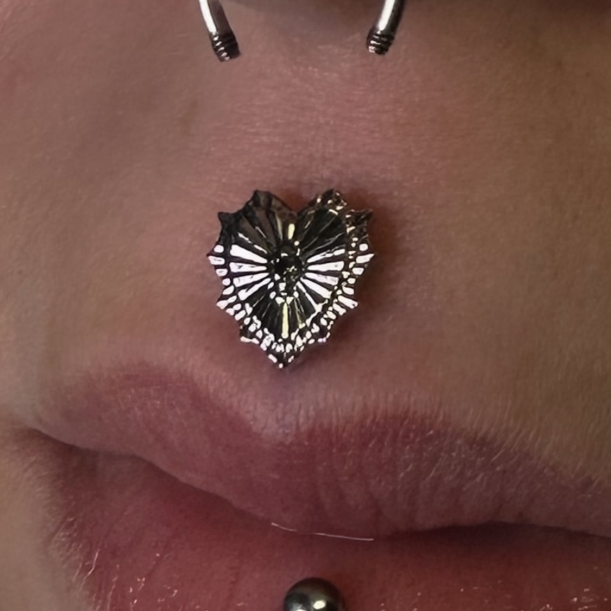 Piercing Corazón Gótico Titanio 16g - Image 3